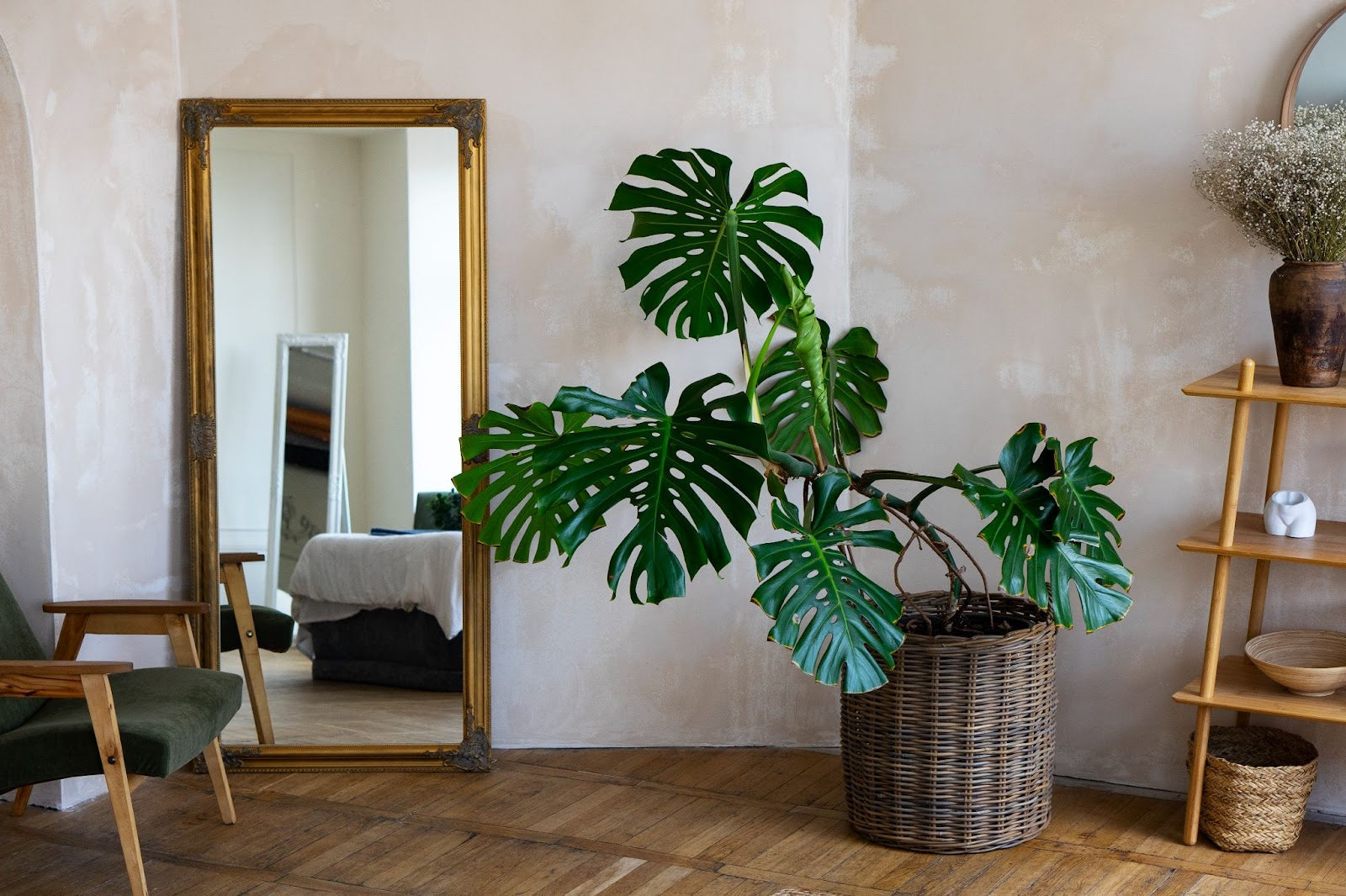 How to Choose the Right Mirror Size for Every Room in Your Home